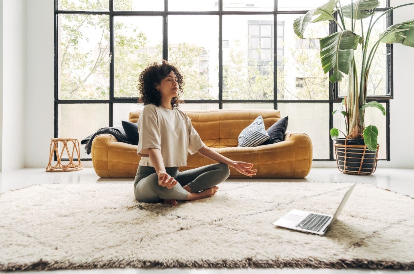 Natürlich im Flow bei Menstruationsbeschwerden – Dank Yoga