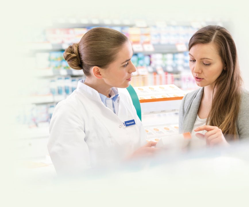 Apothekerin berät Kundin